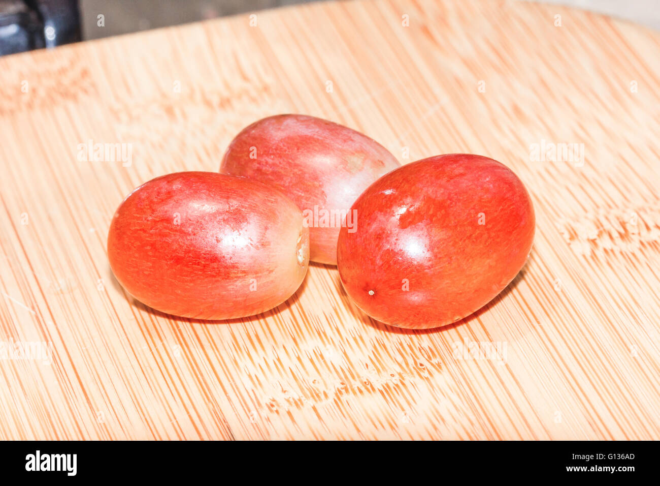 Drei frische leckere rote Weintrauben Stockfoto