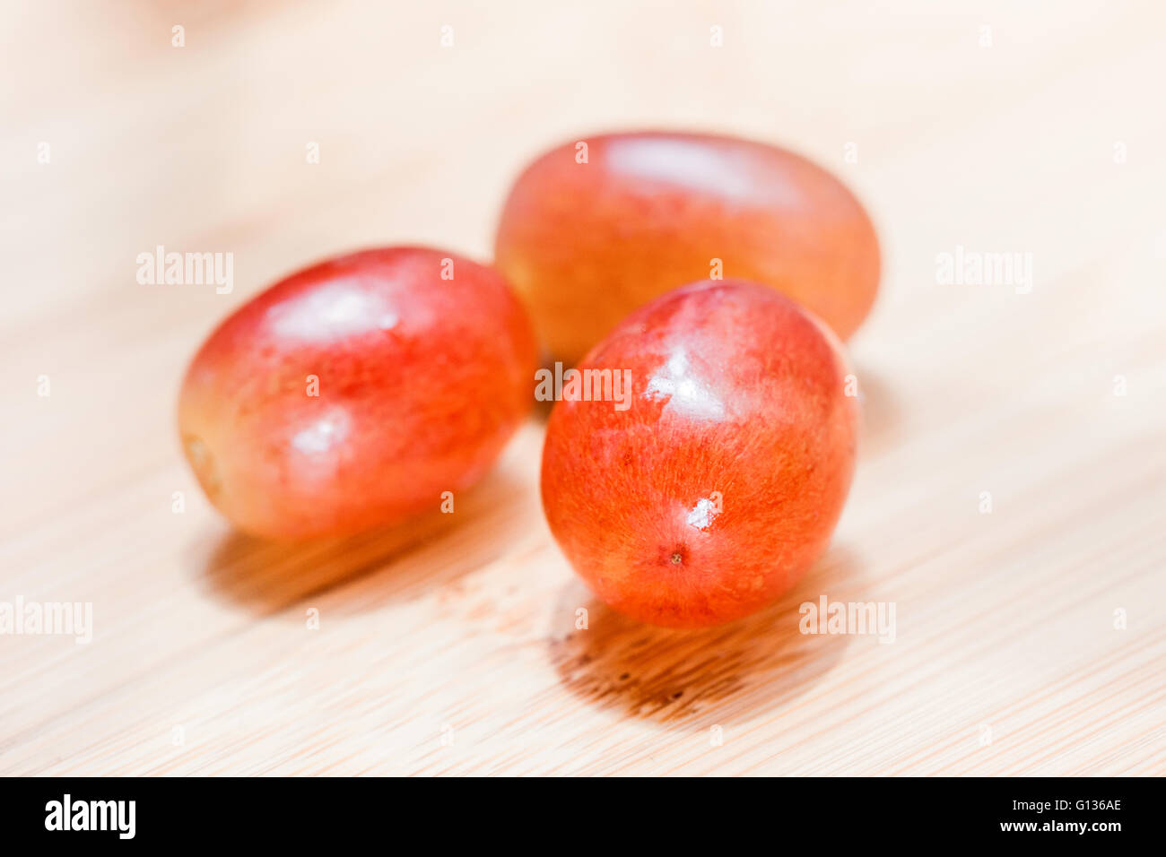 Drei frische leckere rote Weintrauben Stockfoto