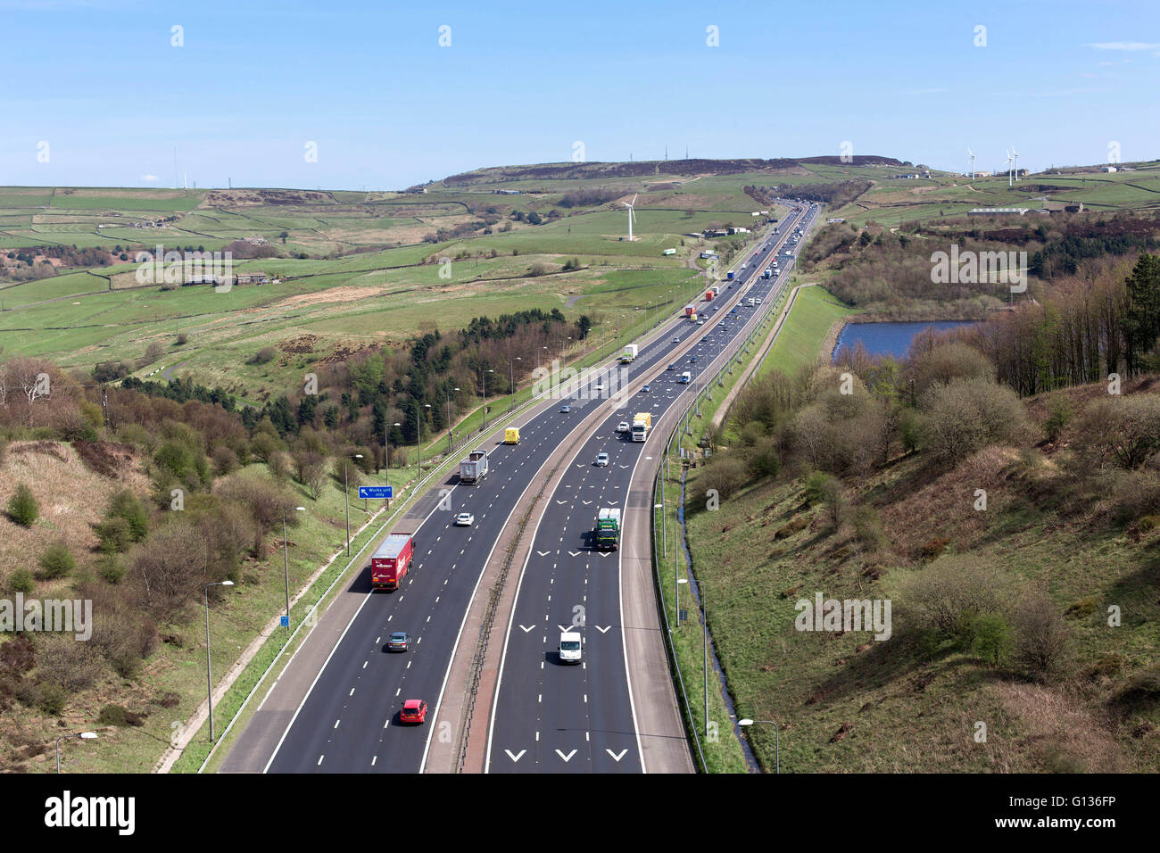 Verkehr geht auf die Autobahn M62 an einem sonnigen Tag, in der Nähe von Huddersfield, Yorkshire, England, am 4. Mai 2016. Stockfoto