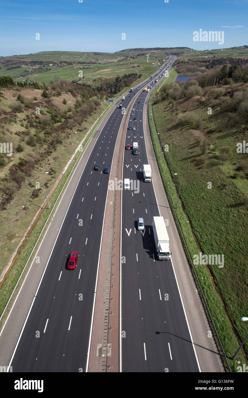 Verkehr geht auf die Autobahn M62 an einem sonnigen Tag, in der Nähe von Huddersfield, Yorkshire, England, am 4. Mai 2016. Stockfoto