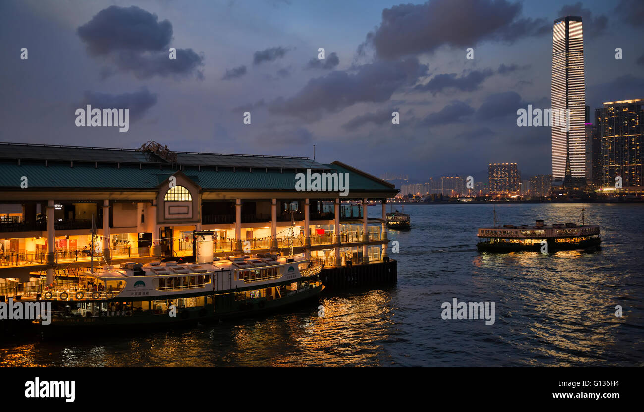 Das Star Ferry Terminal und das International Commerce Centre, ICC, Victoria Hafen, Hong Kong, China. Stockfoto