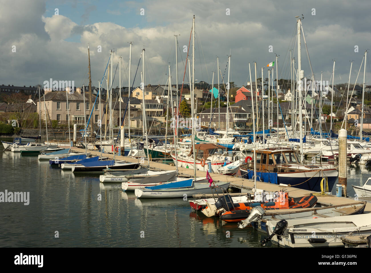 Liegeplatz Yachten und Boote im Hafen von Kinsale mit Blick auf Scilly in Kinsale, County Cork, Irland Stockfoto