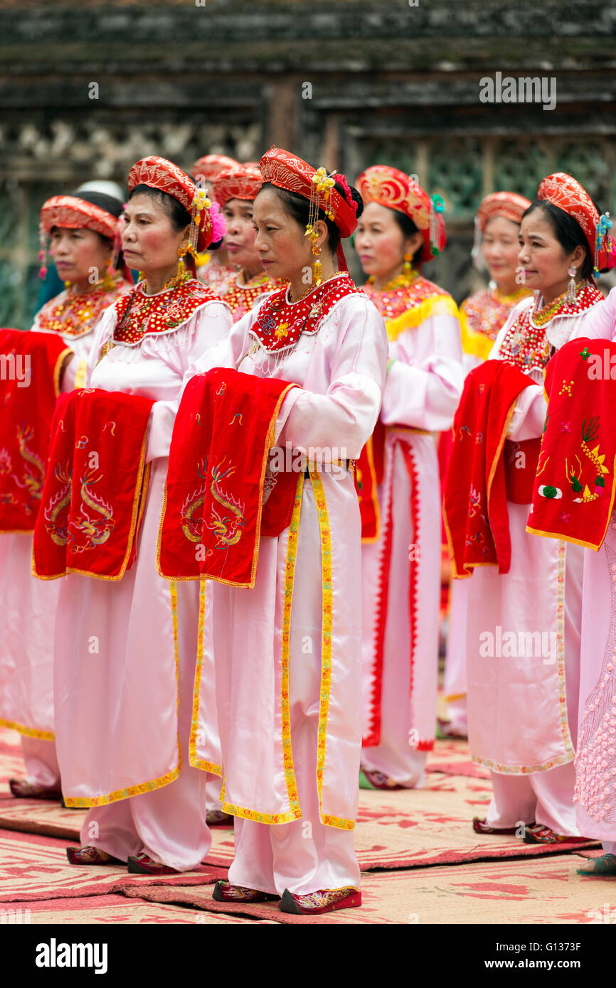 Frauen in traditioneller Kleidung für eine Zeremonie während des Truong Yen Festivals bei Hoa Lu Tempel in Nihn Bihn, Vietnam Stockfoto