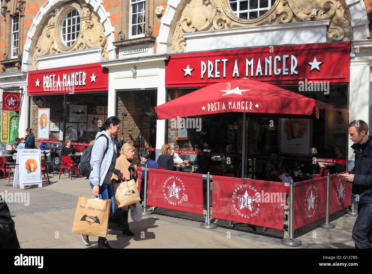 Pret A Manger-Coffee-Shop mit Kunden außerhalb, Norwich, Vereinigtes Königreich. Stockfoto