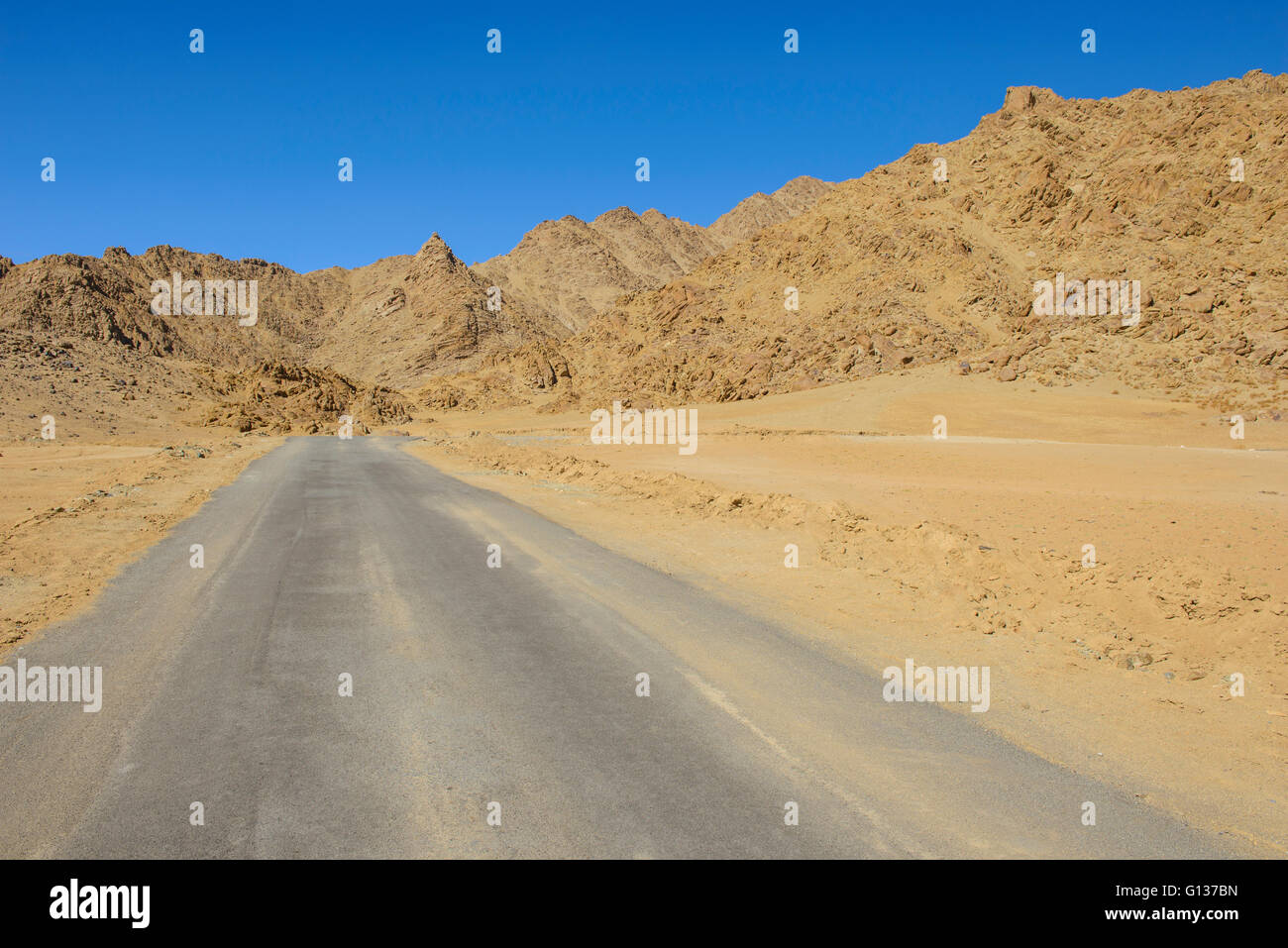 Offene Straße in der Wüste Stockfoto