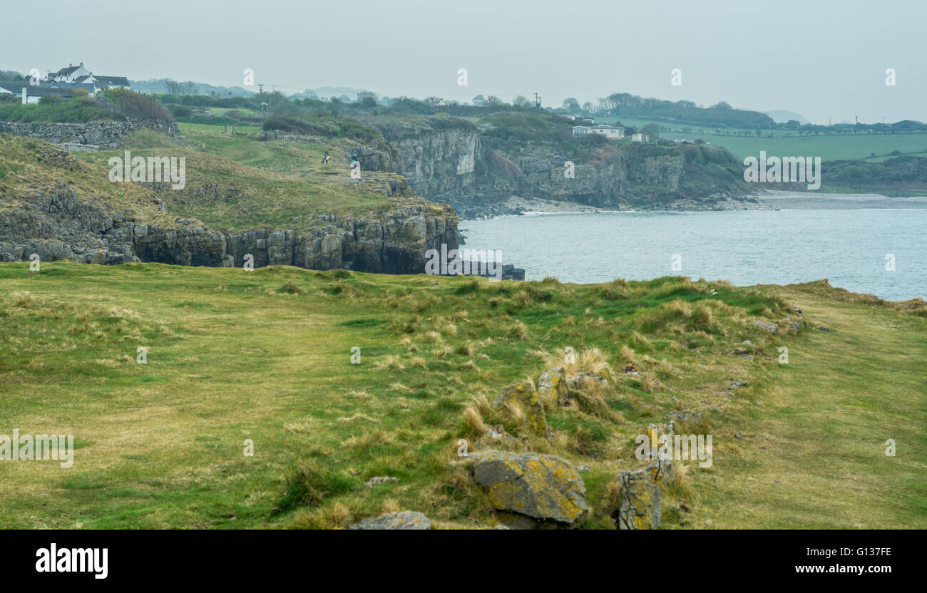 Zerklüftete Küste in Moelfre auf Anglesey Stockfoto