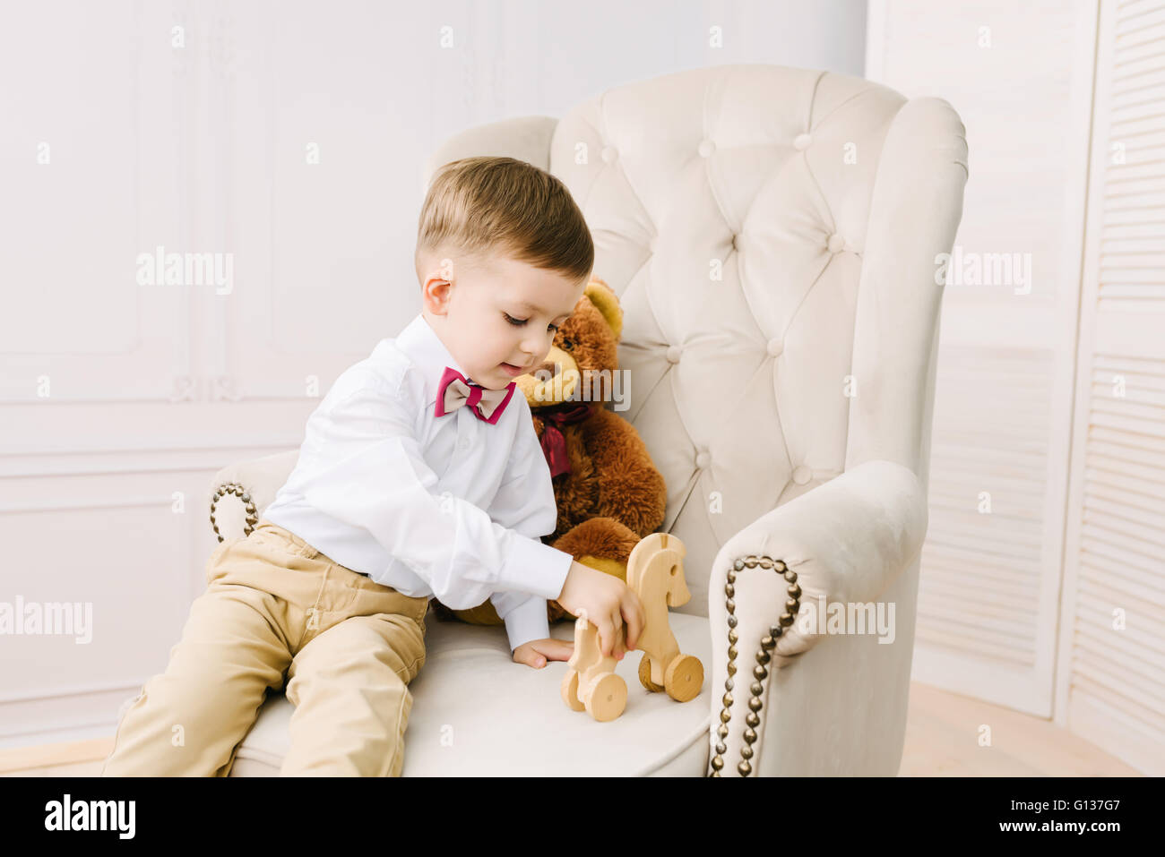 Junge auf Stuhl sitzend Stockfoto