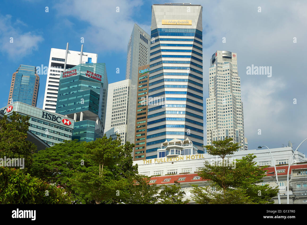 Die Vintage Fullerton Hotel und die Singapore Business District Stadtbild hinter sich. Stockfoto