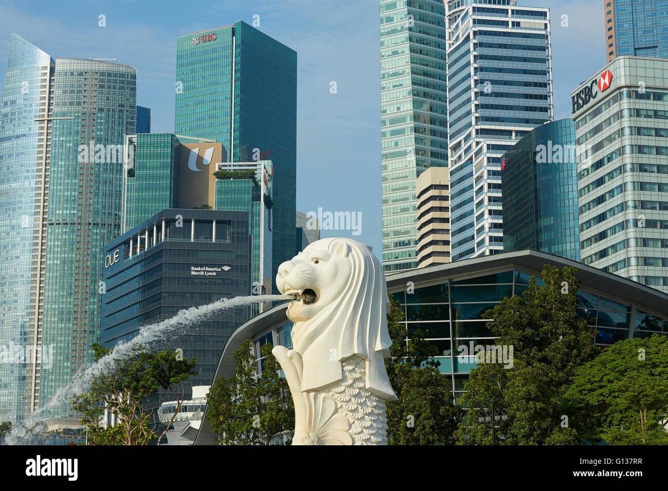 Der Merlion Brunnen mit dem Singapur Geschäftsviertel hinter sich. Stockfoto