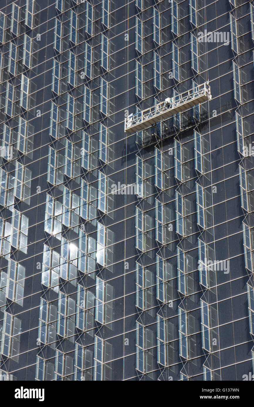 Eine Wiege der Arbeit an der Seite eines Gebäudes im Bau. Stockfoto