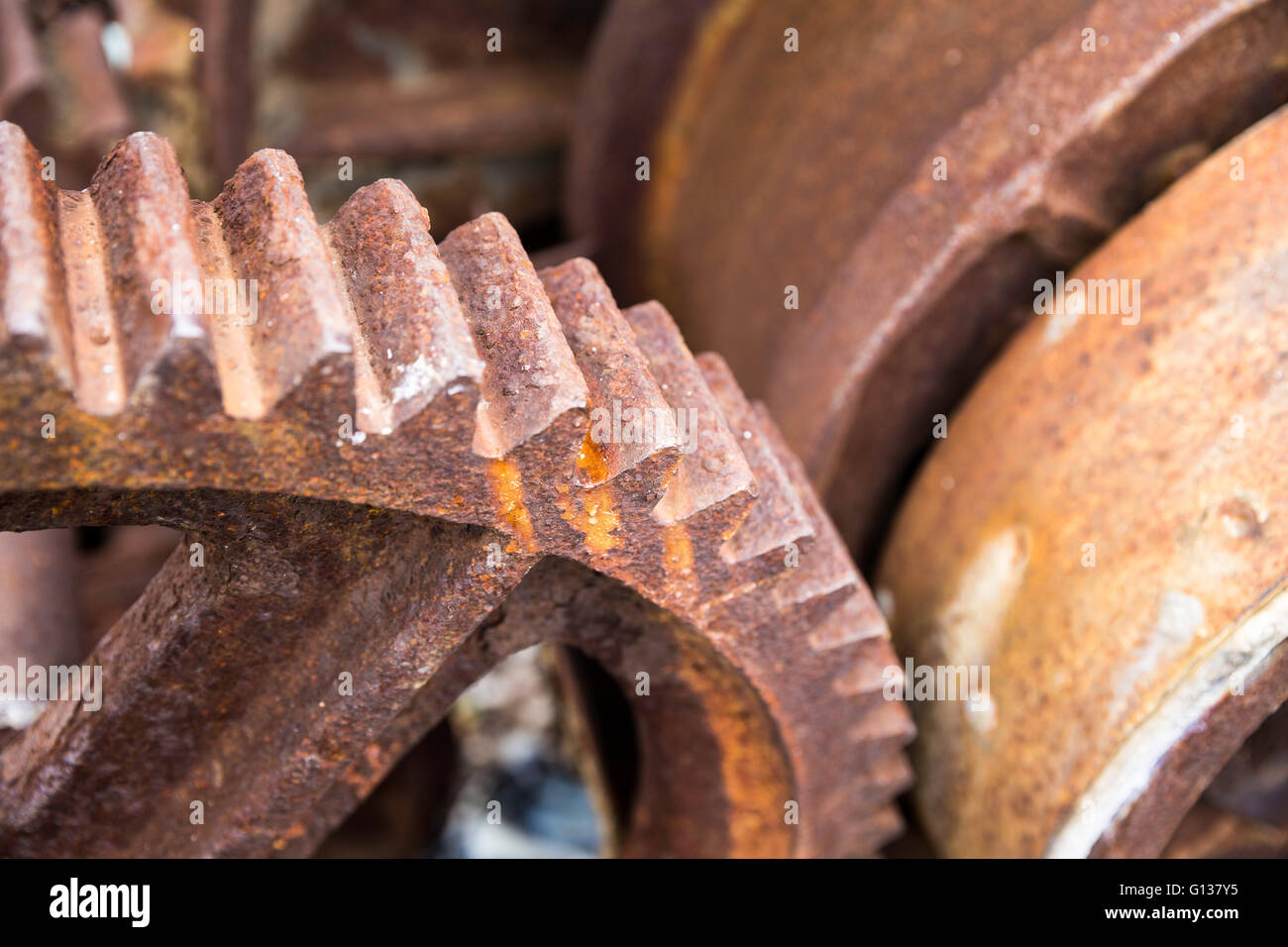 Alten rostigen Zahnräder für die Schwerindustrie als eine Maschinen-Teile-Nahaufnahme Stockfoto