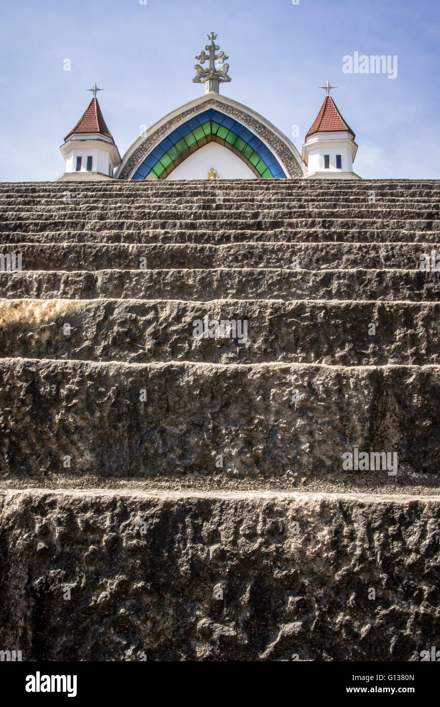 Türme und Bogen von Velankanni Matha Kirche, Mailadumpara von dem Ende der Treppe aus gesehen Stockfoto