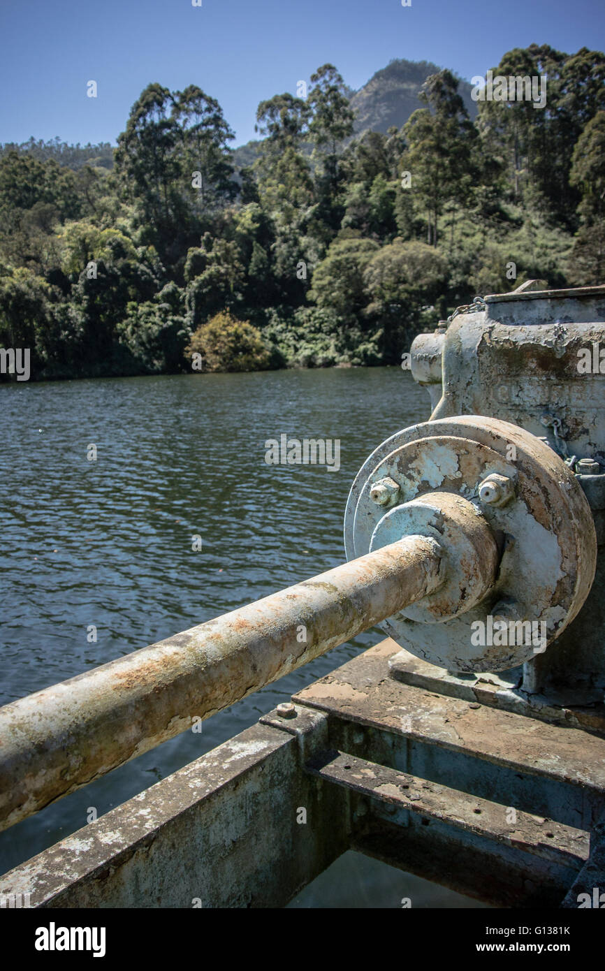 Im Alter von Schwermaschinen-gefüttert Gewichtsstaumauer am Fluss Mattupetty mit ruhigen See und Bäumen hinter Stockfoto