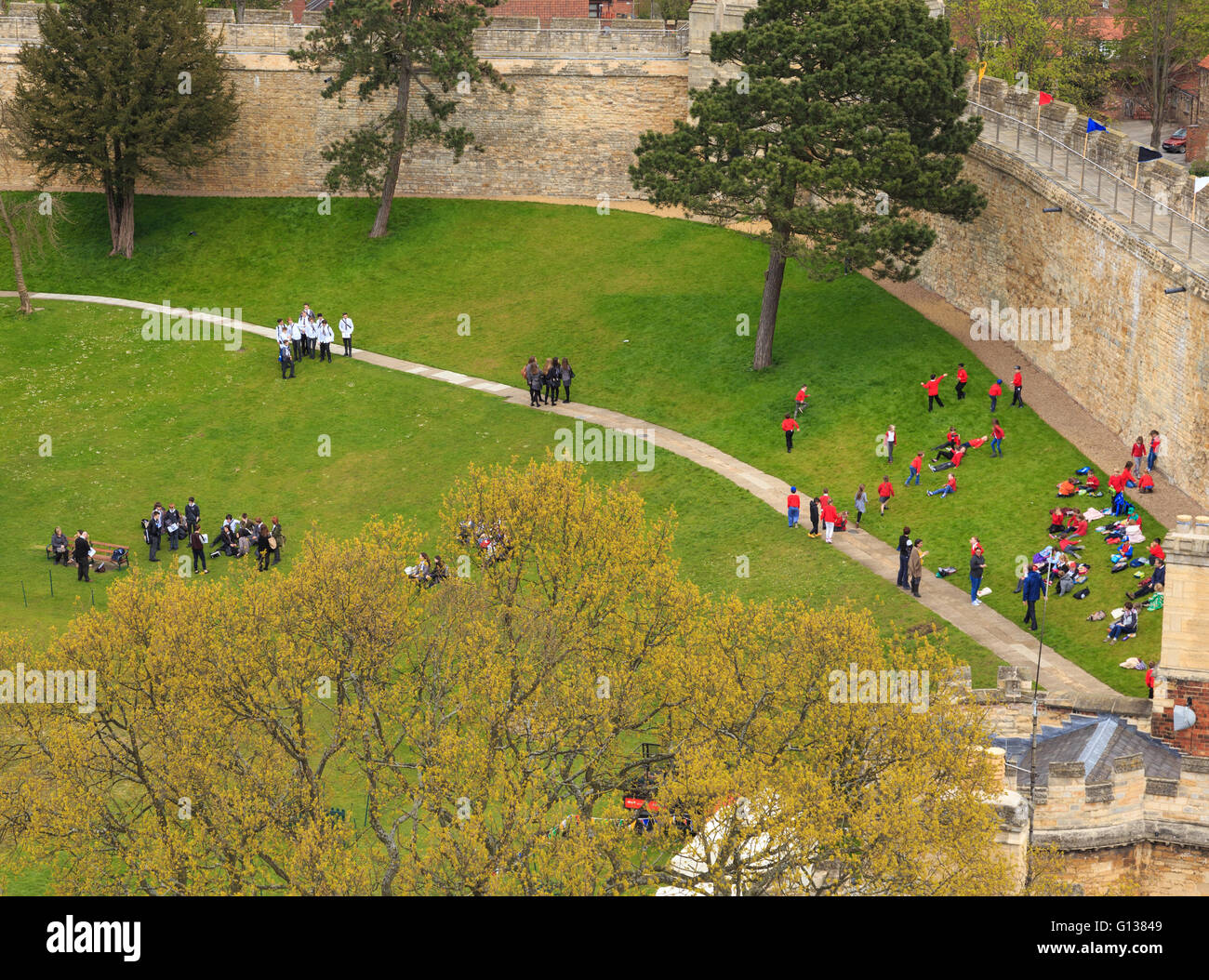 Beteiligten Schülerinnen und Schüler innerhalb der Mauern des Lincoln Castle zu besuchen. Stockfoto
