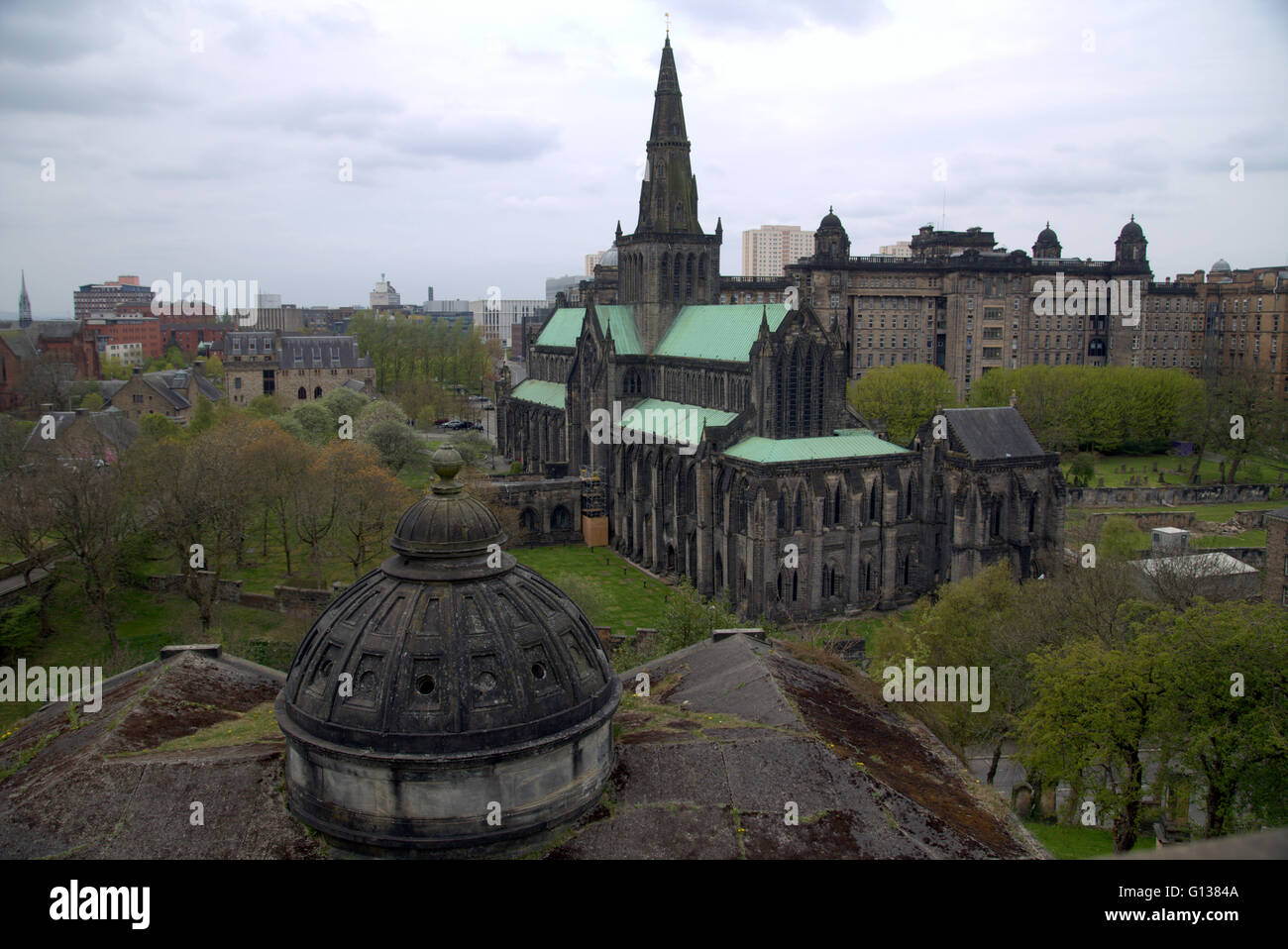 Kathedrale von Glasgow und Glasgow Royal Infirmary aus Nekropole, Stadt der Toten Friedhof, historische Druide Zentrum Glasgow UK Stockfoto