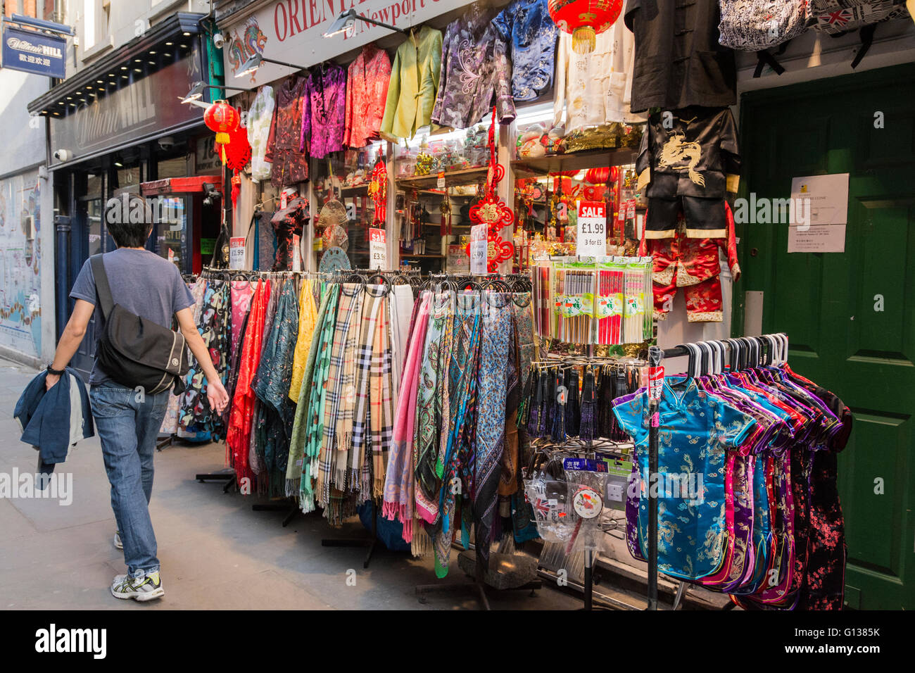 Shopper gehen Sie ein buntes Newport Gericht in Londons Chinatown Stockfoto