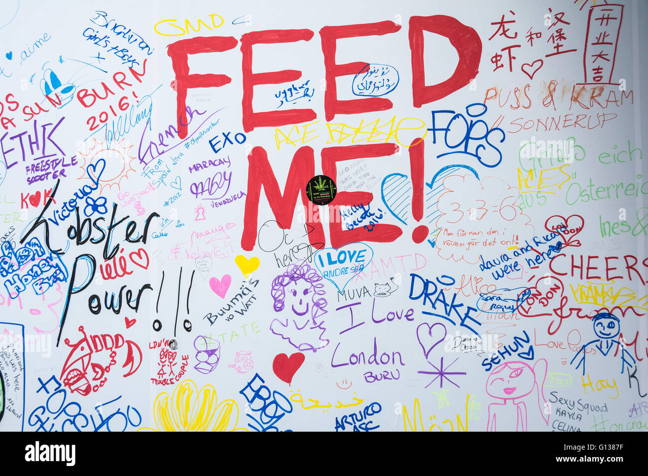 Füttern Sie mich mit Graffiti vor dem ehemaligen Swiss Center am Leicester Square in London, Großbritannien Stockfoto