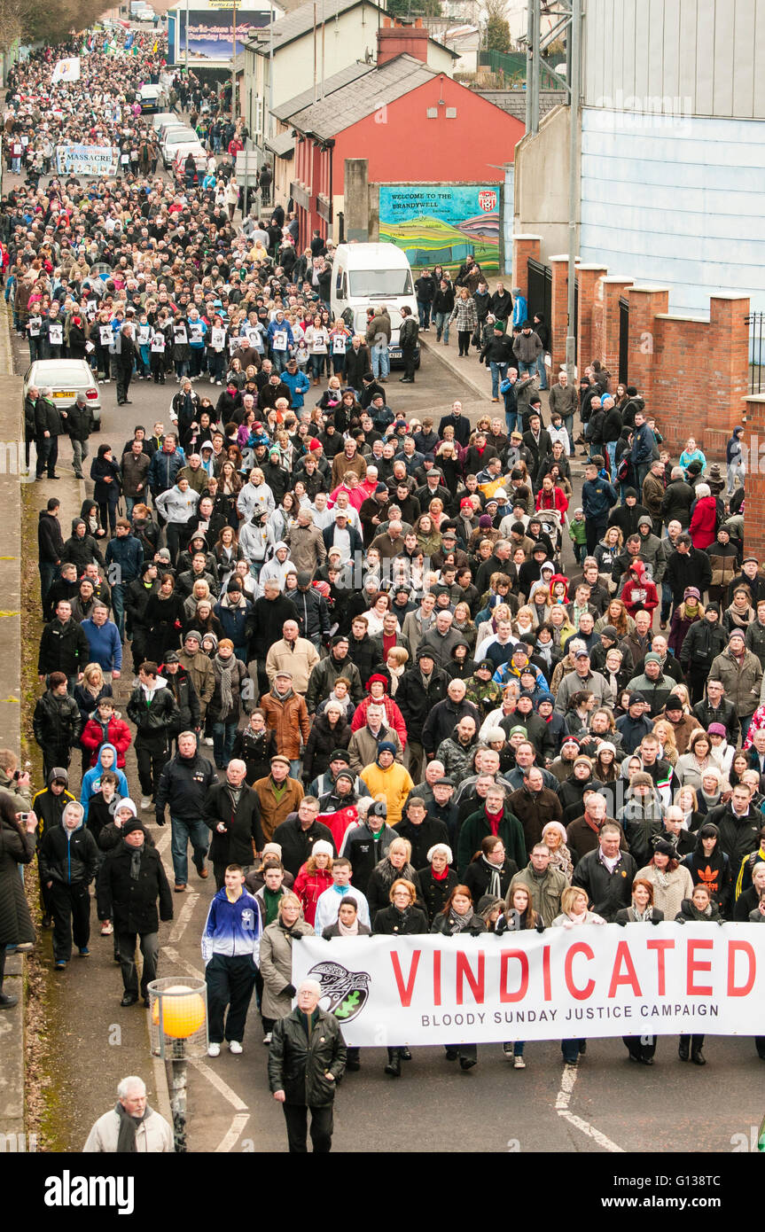 Londonderry, Nordirland. 30. Januar 2011 - März Gerry Adams und Martin McGuinness führen, was die letzten offiziellen Bloody Sunday Gedenk gewesen sein soll.  Da diese haben Märsche jedes Jahr stattgefunden. Stockfoto