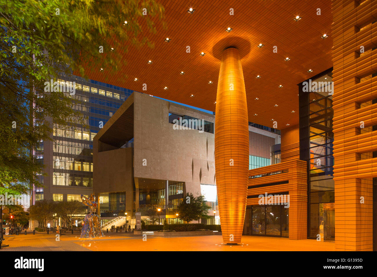 FIREBIRD (© NIKI DE SAINTE PHALLE 1991) BECHTLER MUSEUM OF MODERN ART (© MARIO BOTTA 2009) LEVINE AVE CHARLOTTE NORTH CAROLINA USA Stockfoto
