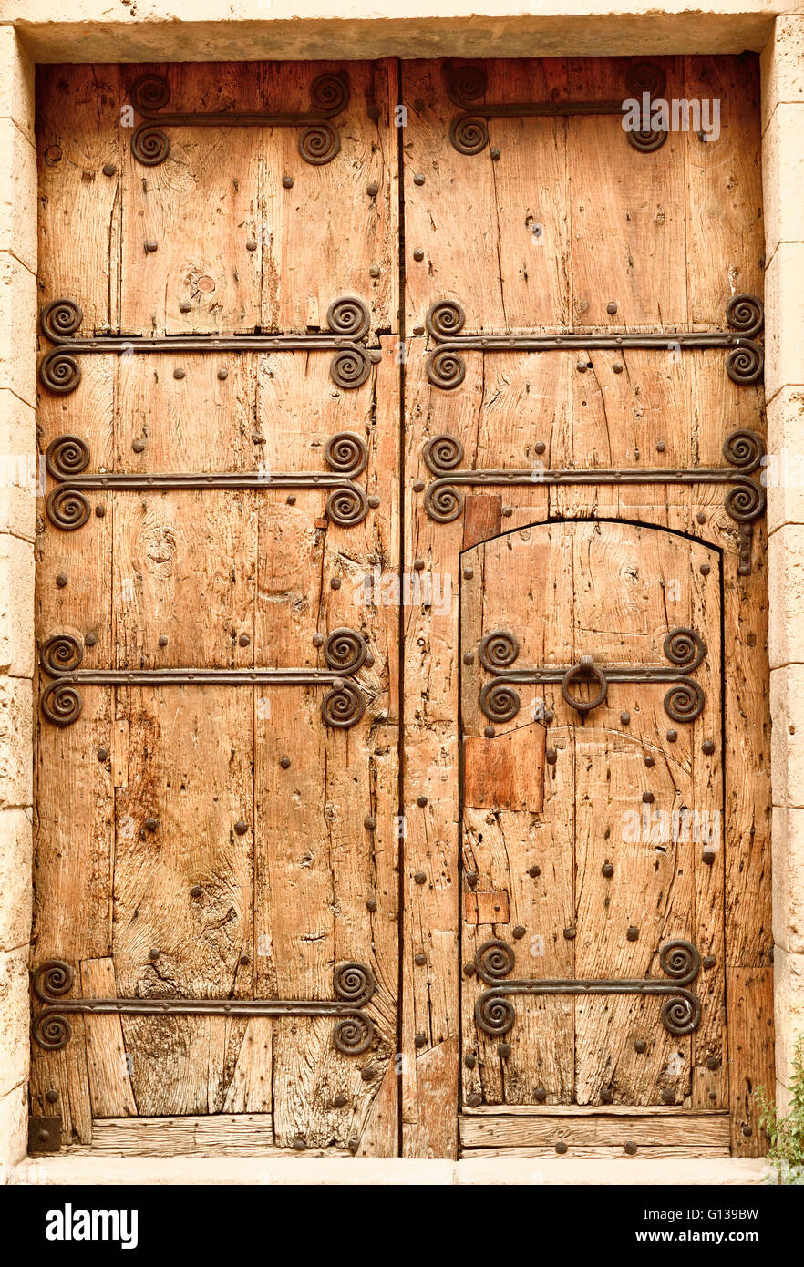 Detail-Tür und Schmiedearbeiten. Kloster von Pedralbes. Barcelona, Katalonien, Spanien, Europa Stockfoto