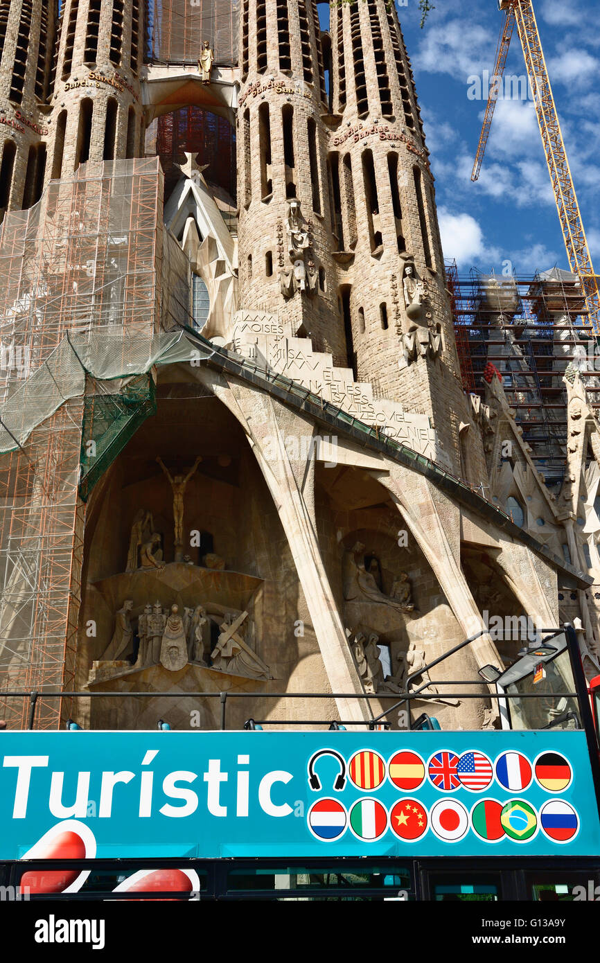 Tourist-Bus-Haltestelle. Basilika und Expiatory Kirche der Heiligen Familie, Sagrada Família, Antoni Gaudí ich Cornet. Barcelona, Katalonien Stockfoto