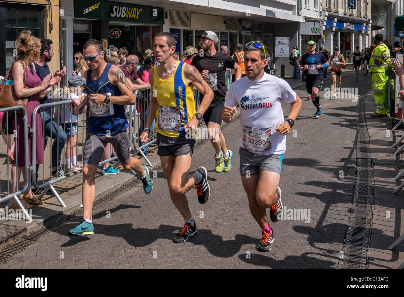 Cambridge-Marathon Mai 2016 Läufer laufen läuft schnell Rennen Männer Mann Stockfoto