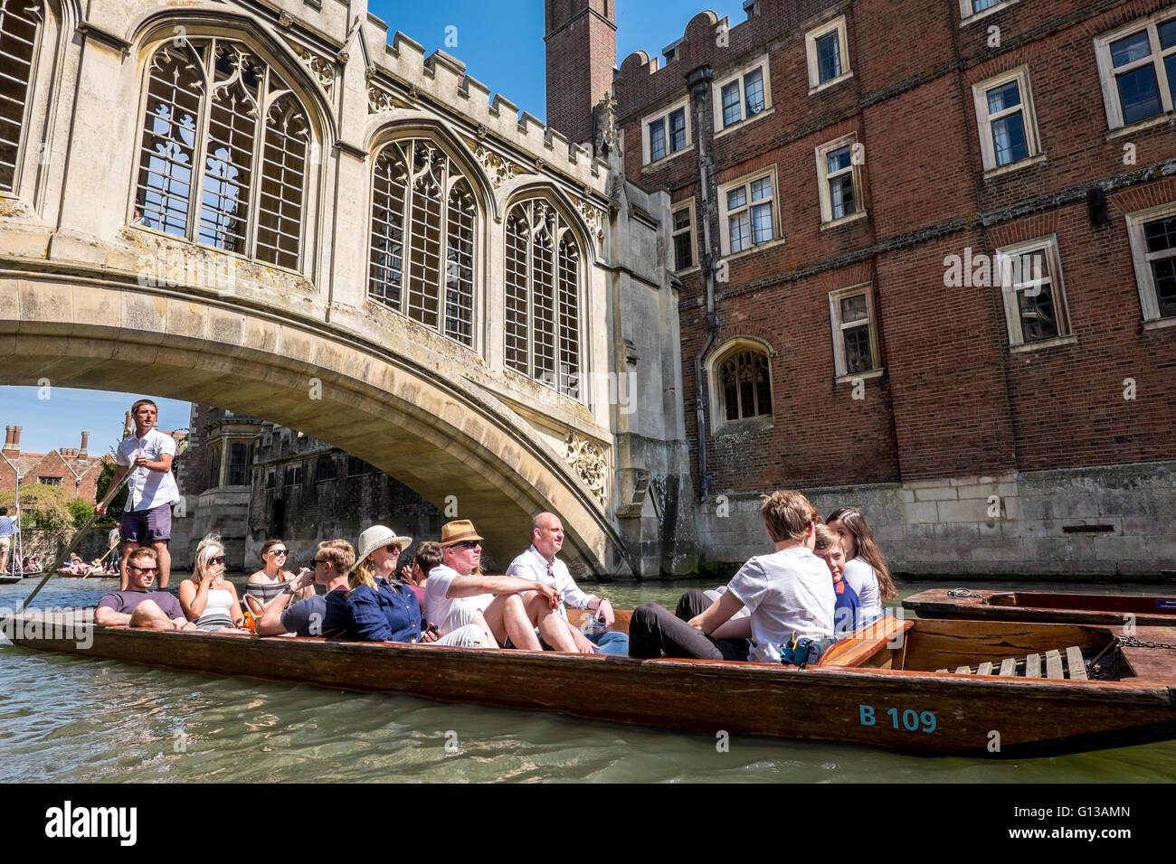 Eine punting Reiseführer Striche der Punt entlang des grünen Cam-Flusses an einem Tag voller Tourismus, Spaß, Spannung. Stockfoto