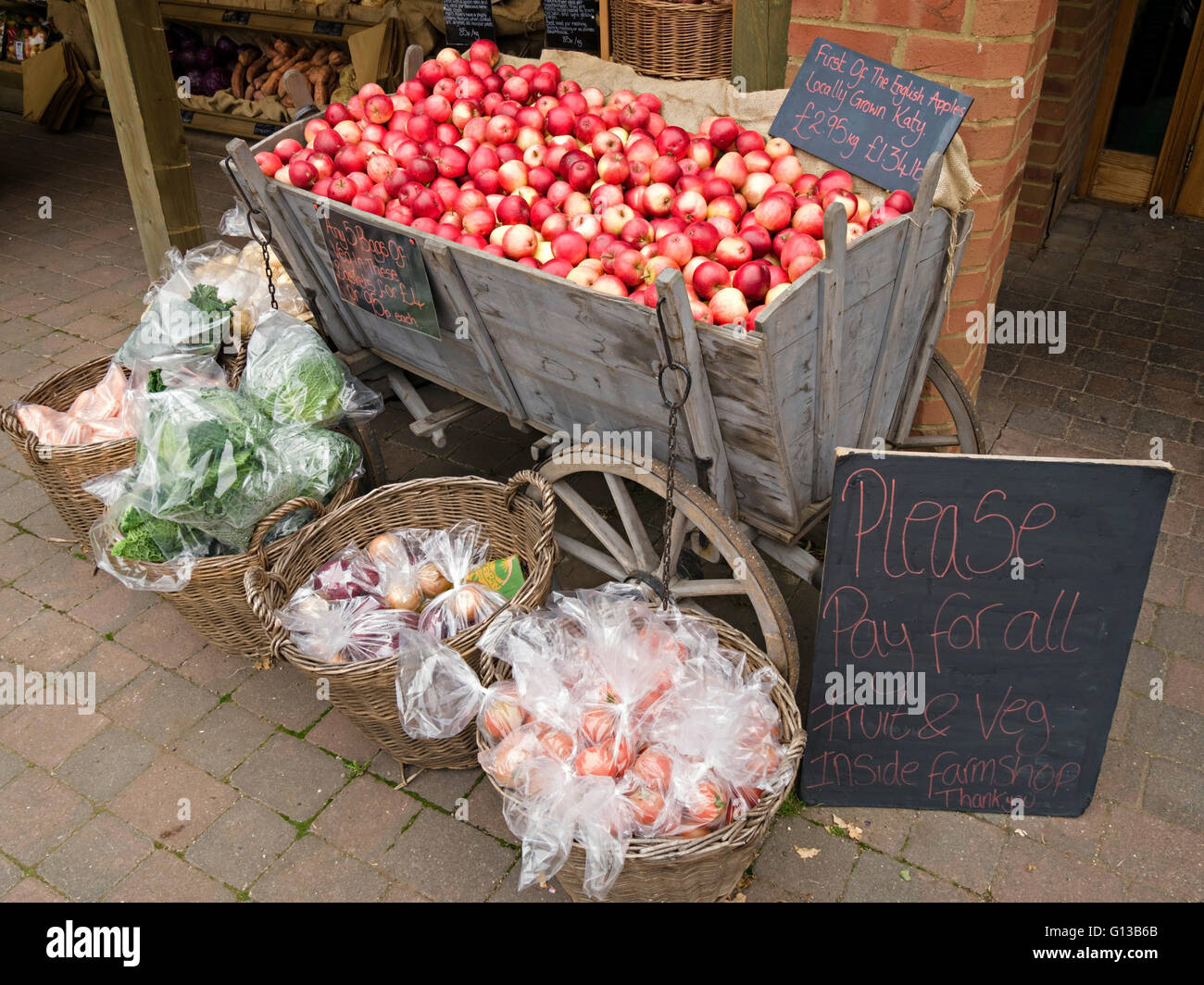 Lokal angebauten Englisch Äpfel zum Verkauf im alten Stil Apple Holzkarren, Hofladen, Doddington, Lincolnshire, England, UK. Stockfoto