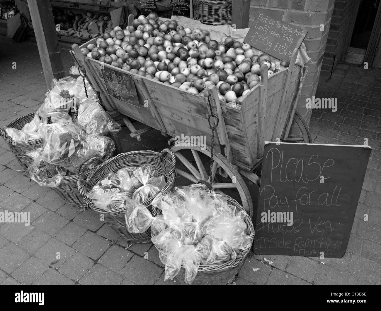 Lokal angebauten Englisch Äpfel zum Verkauf im alten Stil Apple Holzkarren, Hofladen, Doddington, Lincolnshire, England, UK. Stockfoto