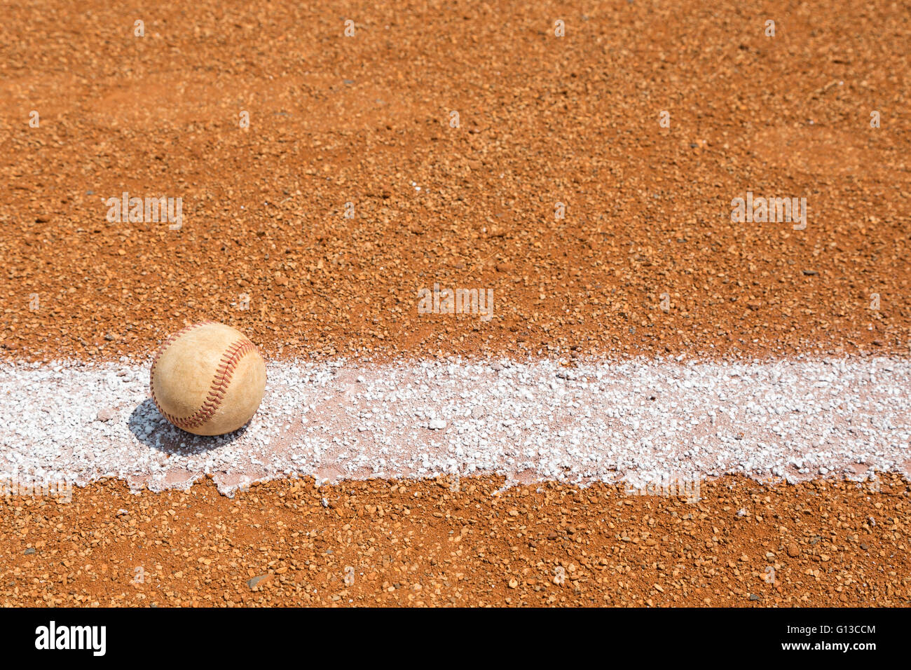 Baseball auf einem kleinen Feld der Liga Stockfoto