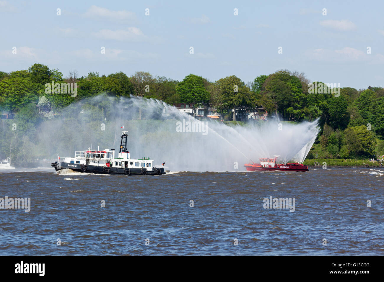 Löschboot an der Elbe bei der Abreise-Parade der 827th Hamburger Hafengeburtstag, alte Lotsenboot vor Spritzwasser Stockfoto