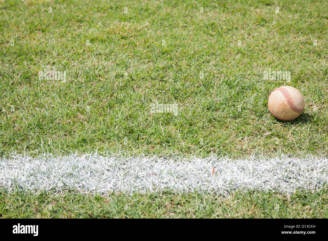 Baseball auf einem kleinen Feld der Liga Stockfoto