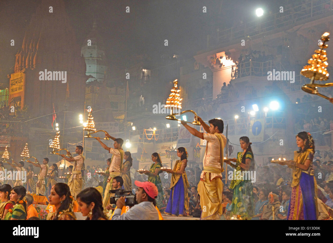 Ganga Aarti und Dev Deepavali feiern, Dashashwamedh Ghat, Varanasi, Uttar Pradesh, Indien Stockfoto