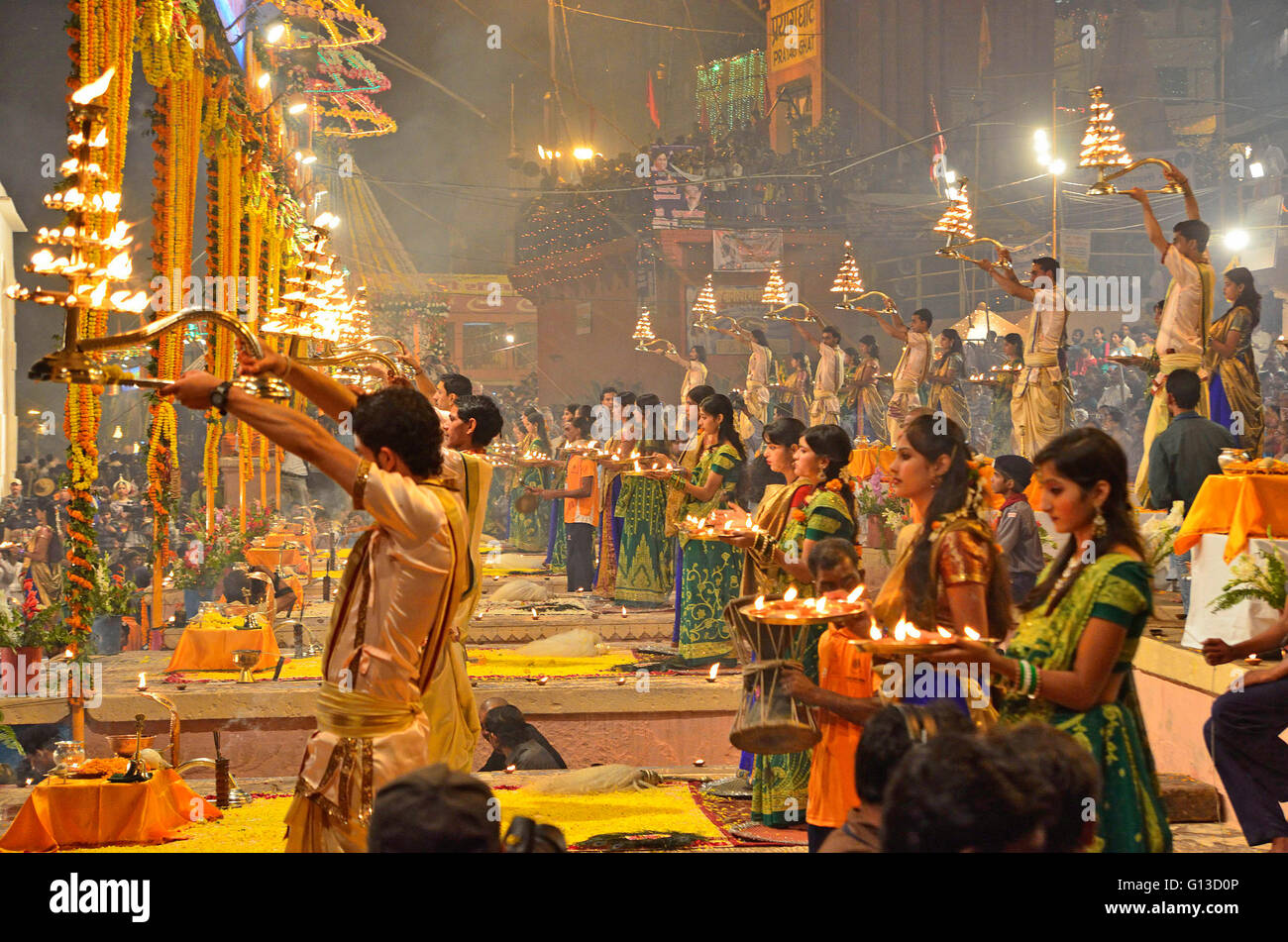 Ganga Aarti und Dev Deepavali feiern, Dashashwamedh Ghat, Varanasi