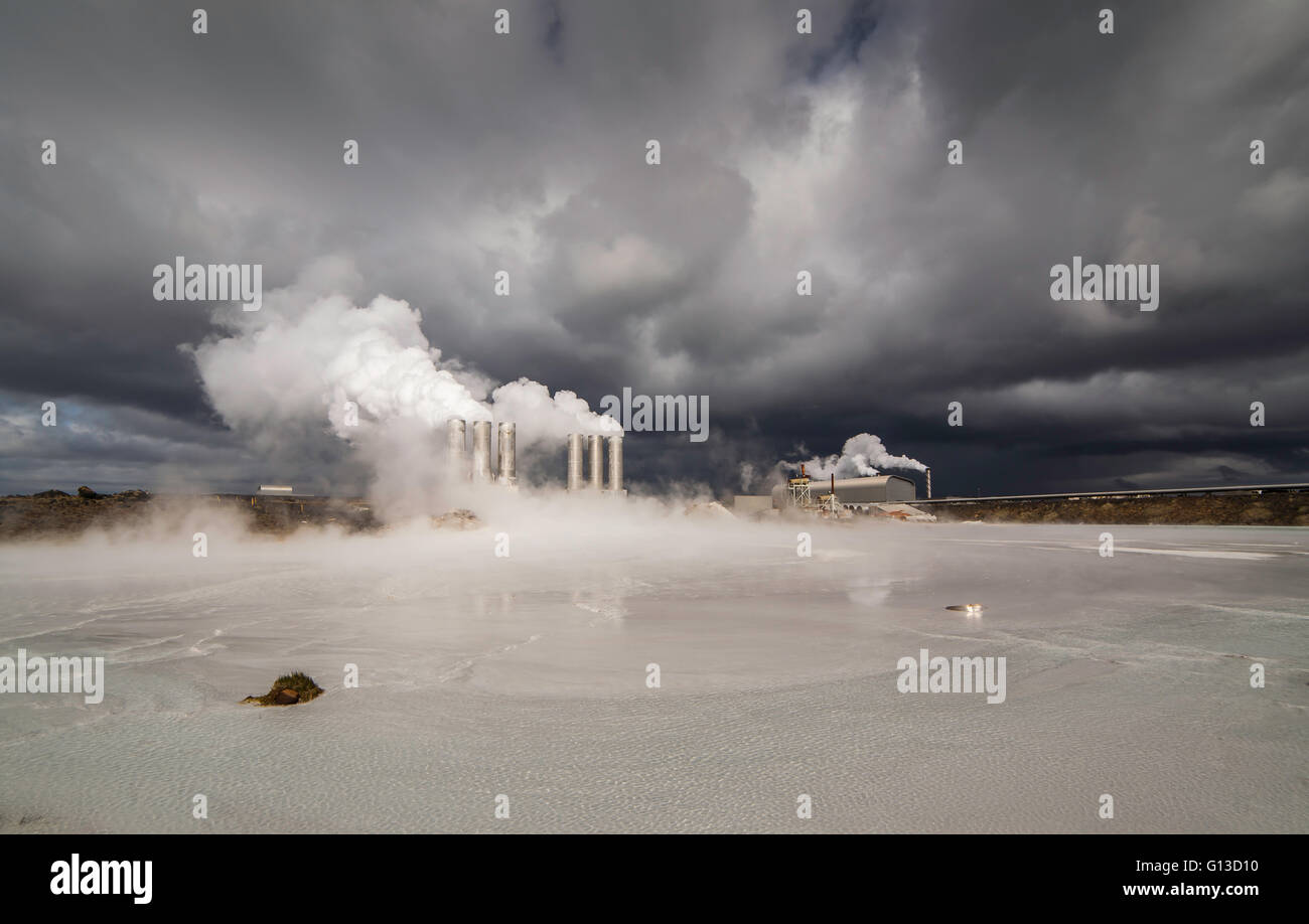 Geothermie-Kraftwerk befindet sich auf der Halbinsel Reykjanes in Island. Stockfoto