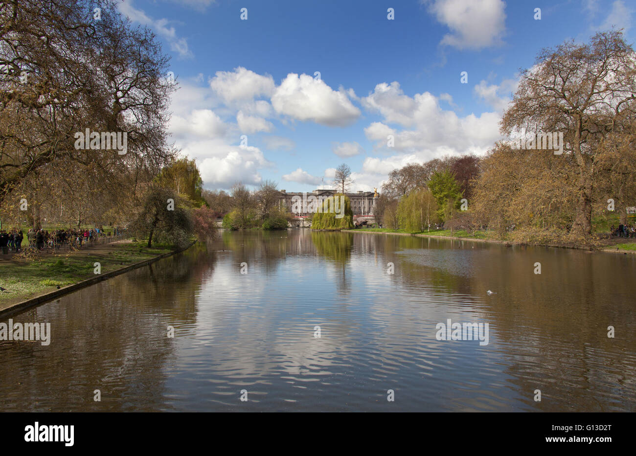 City of London, England. Malerische Frühjahr Blick auf St James Park See, mit Buckingham Palace im Hintergrund. Stockfoto