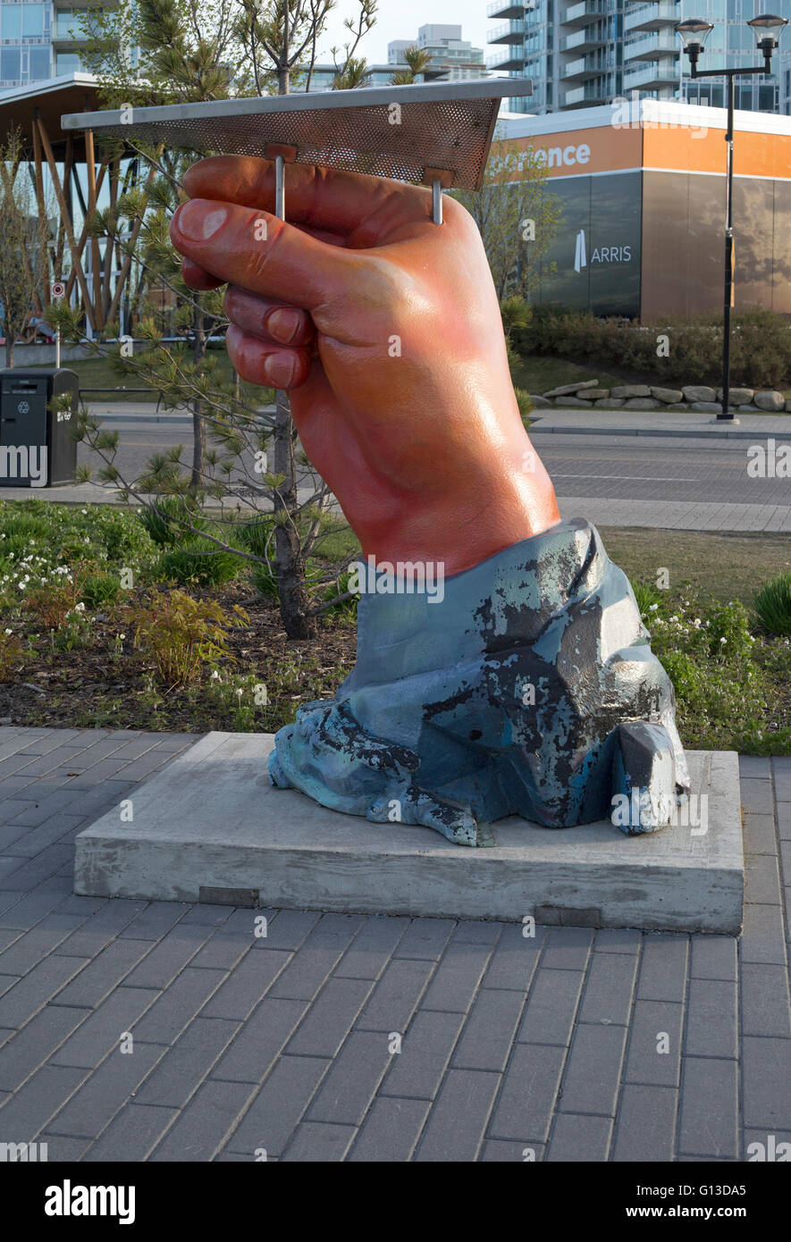 Skulptur von Hand mit Papierflieger im East Village, Calgary Stockfoto