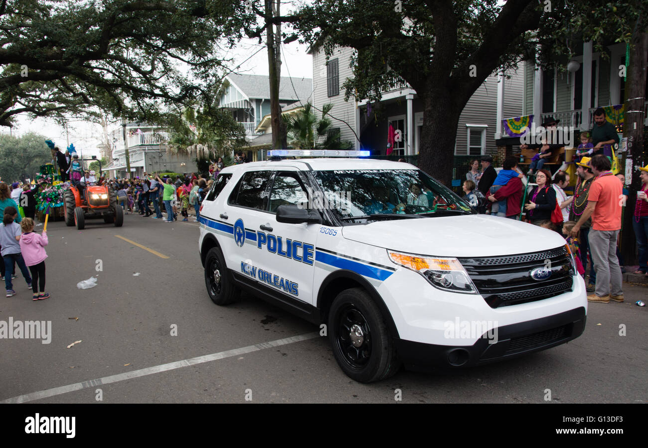 New Orleans Polizeiauto vor Fastnacht, Prozession, New Orleans, Louisiana, USA Stockfoto