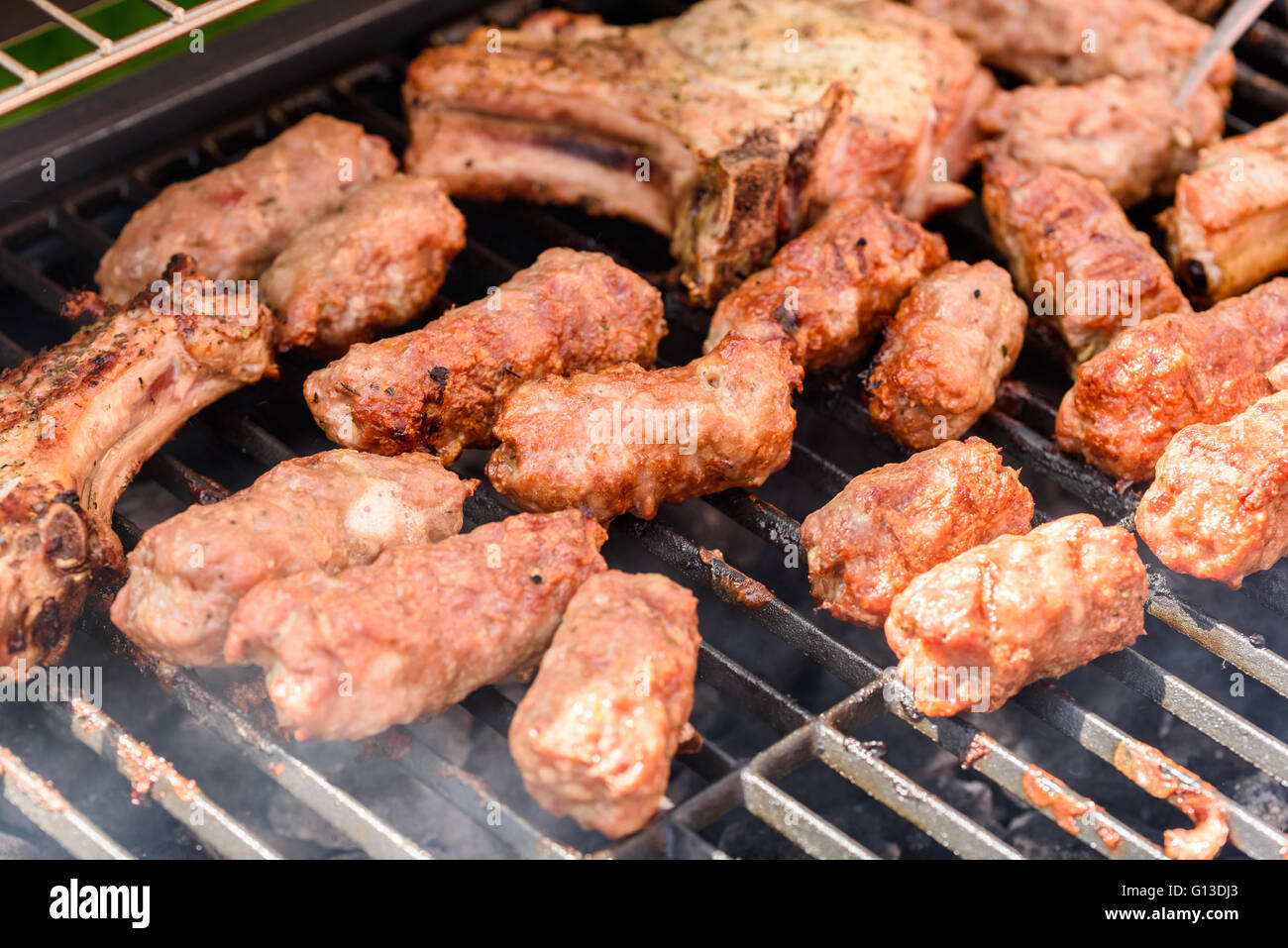 Traditionelle rumänische Grill mit Schweinefleisch Fleisch Brötchen (Mici oder Mititei) Stockfoto