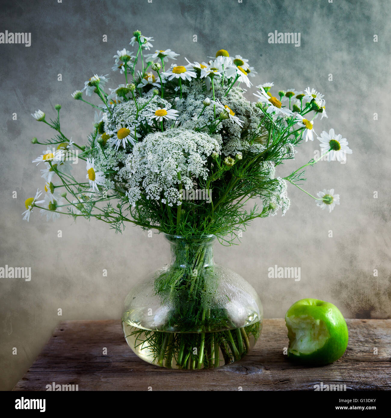 Stillleben mit Äpfeln und Blumen in vase Stockfoto