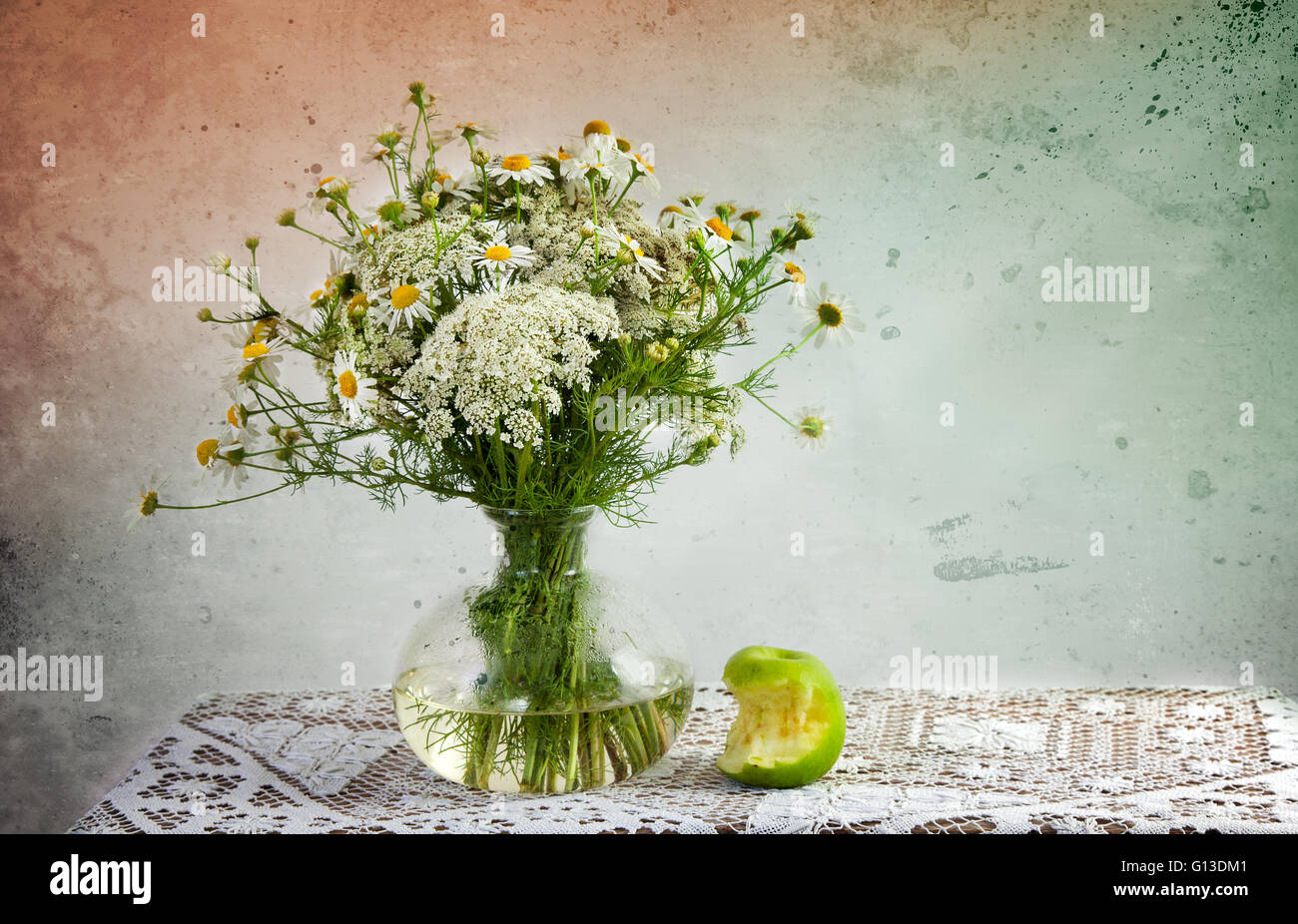 Stillleben mit Äpfeln und Blumen in vase Stockfoto