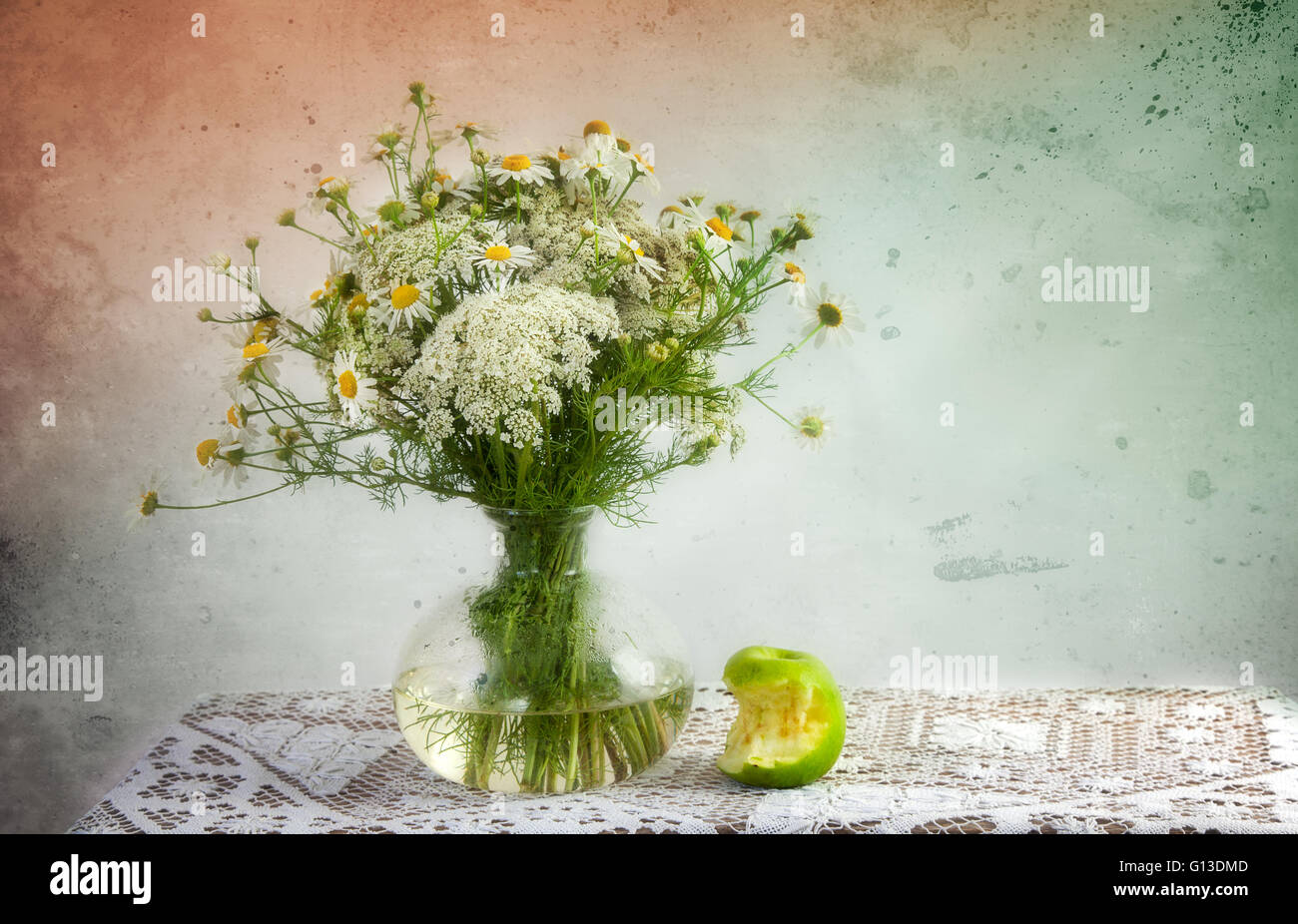 Stillleben mit Äpfeln und Blumen in vase Stockfoto