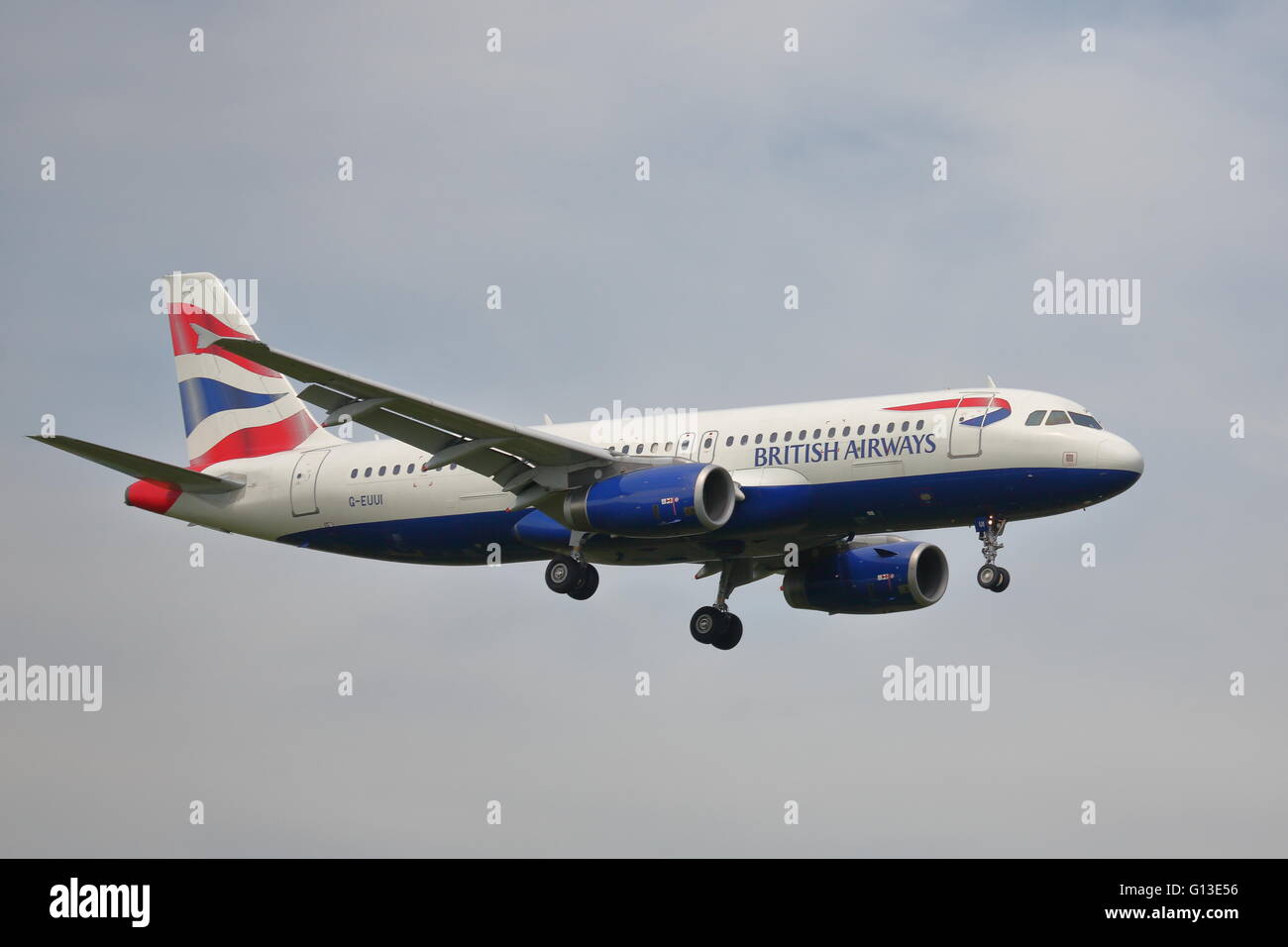 British Airways Airbus A320-232 G-EUUI Landung in Heathrow Stockfoto