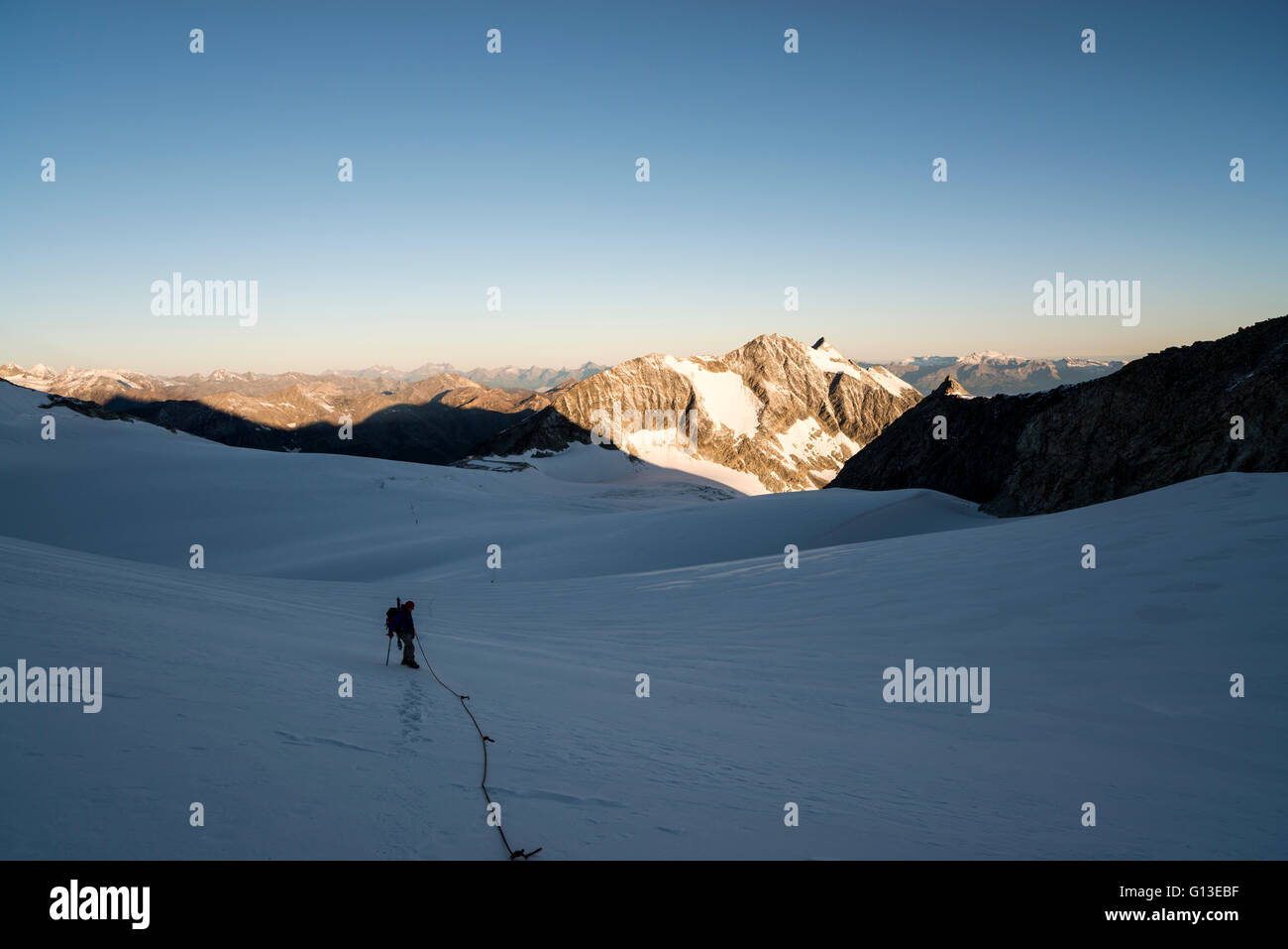 Morgendliches Panorama Beim Ziel Auf Das Bishorn, Wallis Panoramablick auf den Aufstieg zum Bishorn im Morgenlicht Stockfoto