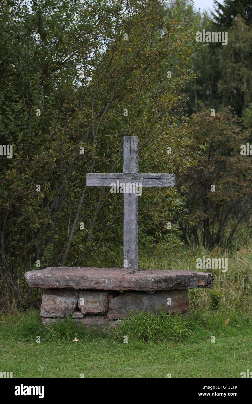 Einfache Holzkreuz und steinernen Altar im Freien. Stockfoto