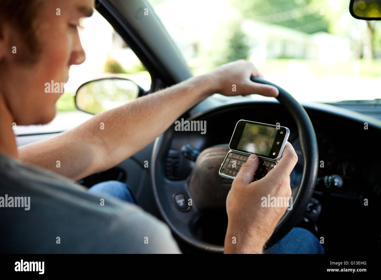 Serie mit zwei Teenager in einem Auto fahren.  Beinhaltet eine Vielzahl von Bildern mit SMS und Cel Handys während der Fahrt betrachten. Stockfoto