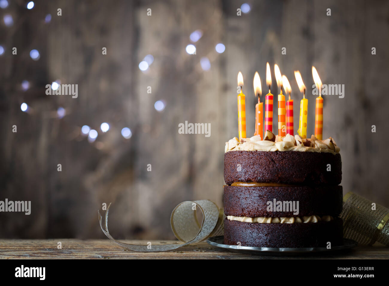 Schokolade Geburtstagskuchen mit Kerzen Stockfoto