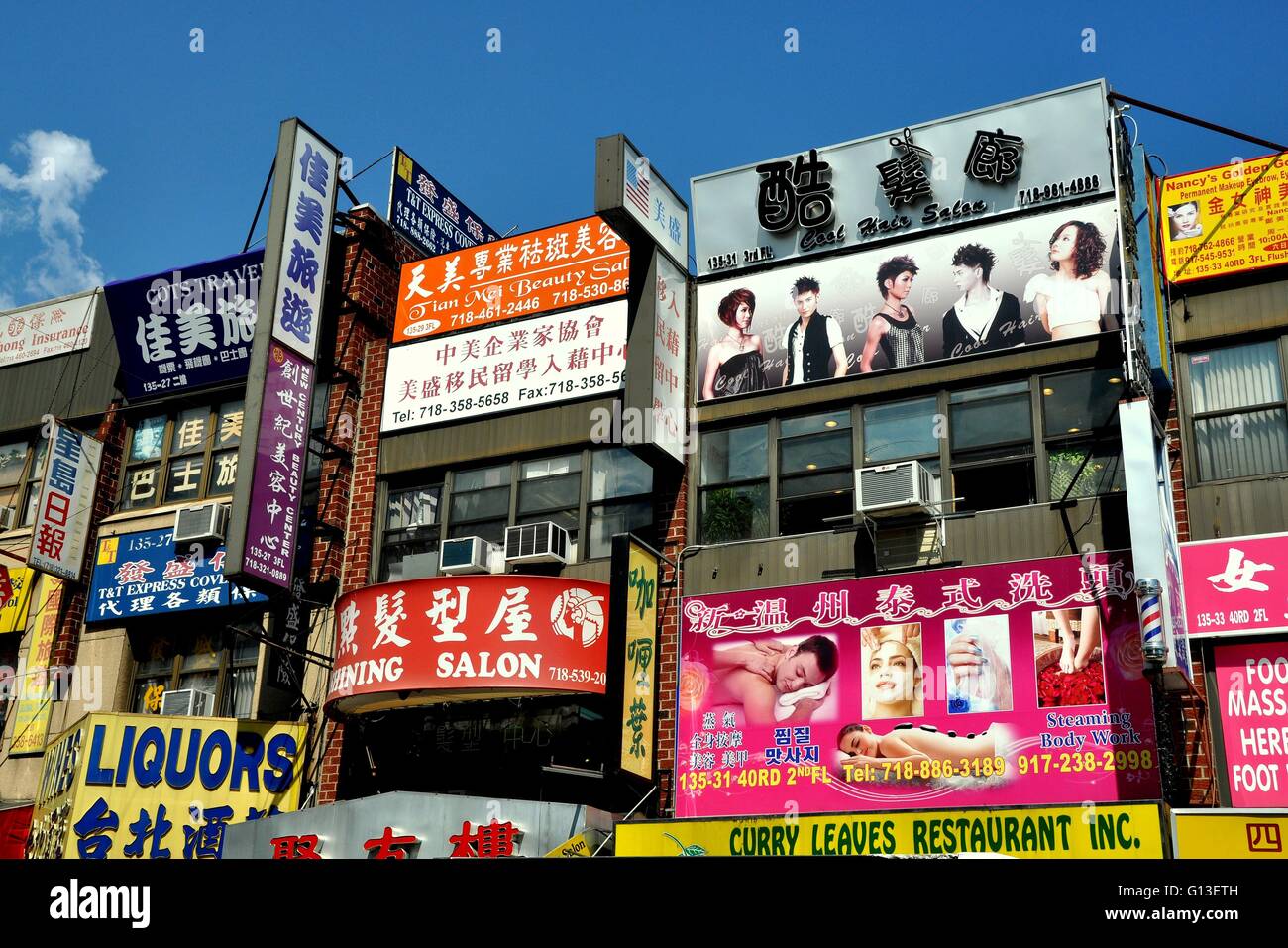 NYC: Bunte Zeichen in chinesischen Schriftzeichen und Englisch Abdeckung Schaufenster in New Yorks größte Chinatown befindet sich in Vlissingen Stockfoto