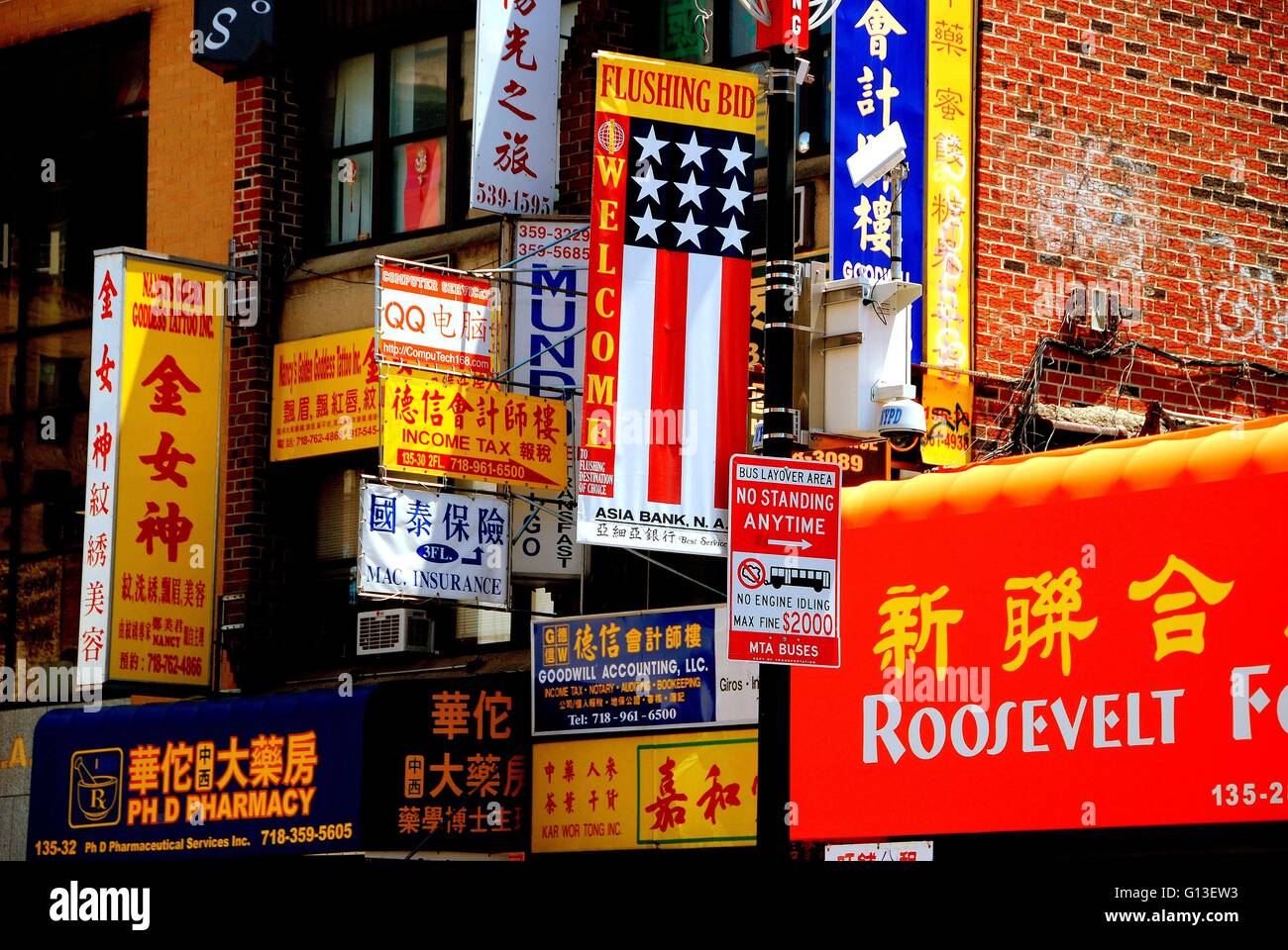 New York City: Verwirrende Anzahl von bunten Schilder Putz Schaufenster in Englisch und Chinesisch an einer belebten Straße in Flushing Stockfoto