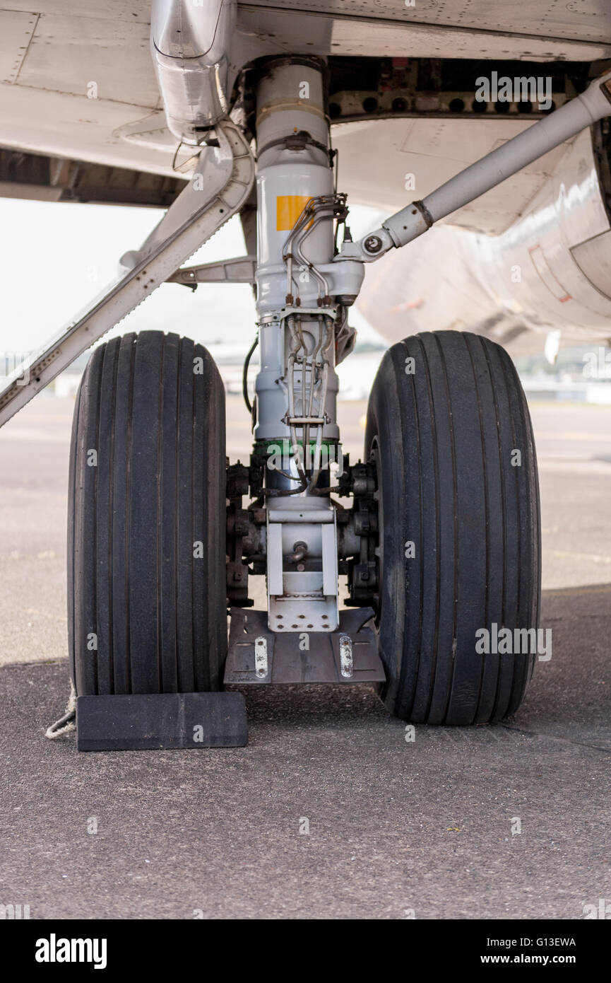 Transportflugzeuge Hauptfahrwerk close-up, Reifen, Getriebe Tür und Stütze Stockfoto